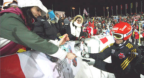 Rund 2.000 begeisterte Skisprungfans jubelten in der Vogtland Arena den Springern zu und holten sich Autogramme, wie hier wie von Michael Uhrmann. Foto: Brand-Aktuell