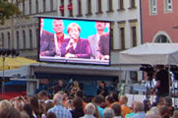 Angela Merkel isst in Plauen frische Bambes