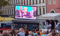 Angela Merkel isst in Plauen frische Bambes