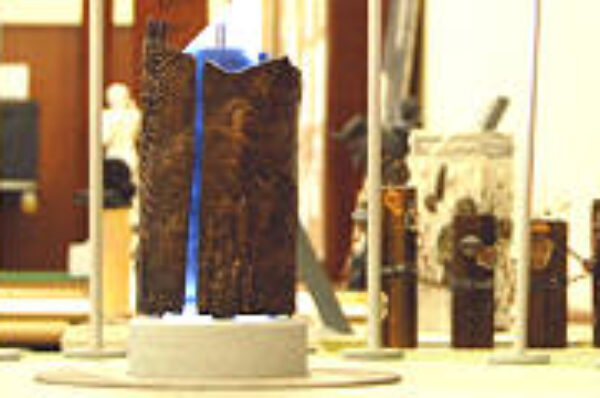 Plauener setzen sich mit Kerze ein Einheits-Denkmal