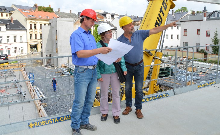 Bauleiter, Planerin und Projektleiter besprechen auf der Baustelle die nächsten Schritte. (Foto: LRA)