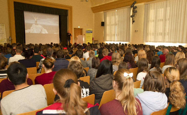 Joey Kelly begeistert Schüler der Friedensschule Plauen 