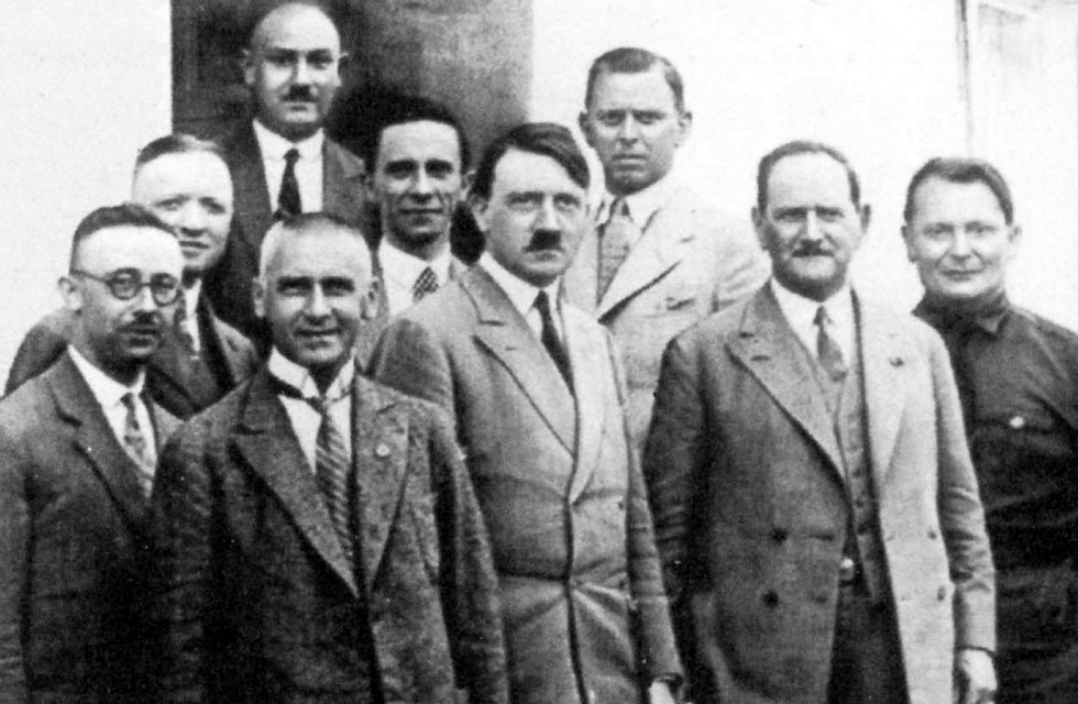 Trommeln für die Macht (1929, Bad Elster, v. l.): Himmler, Mutschmann, Frick, Karl Fritsch (hinten, ein Plauener, ab 1933 sächsischer Innenminister), Goebbels, Hitler, dessen Adjudant Schaub, von Epp, der spätere Reichskommissar für Bayern, und Göring. Foto: Sächsisches Hauptstaatsarchiv Dresden