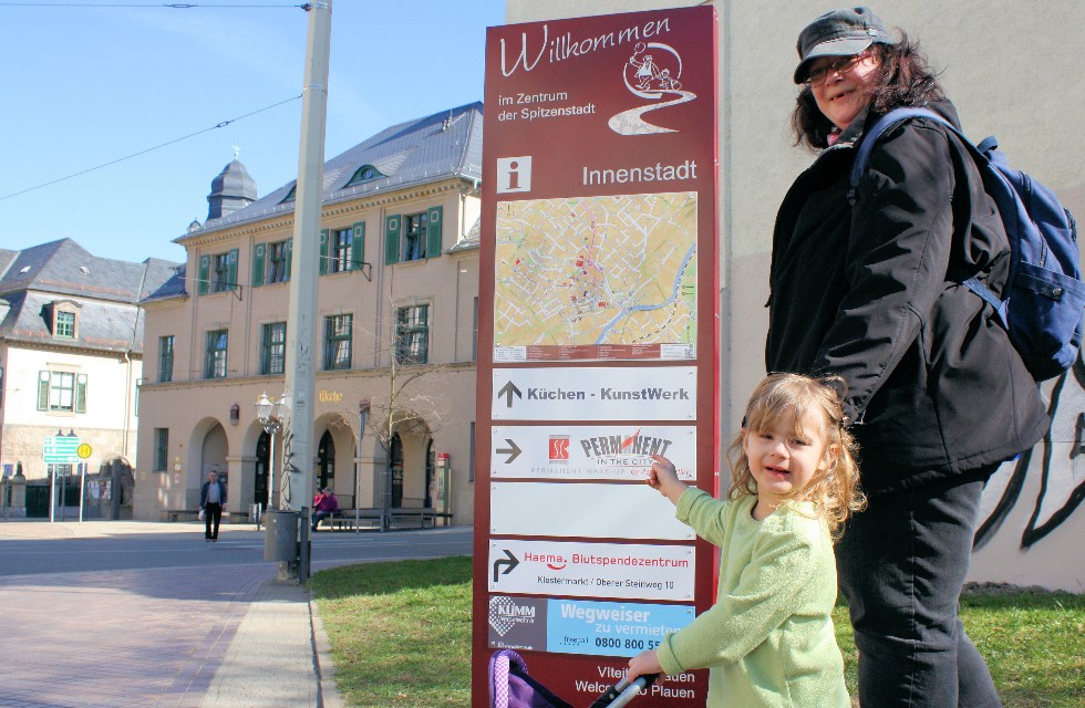 Entdeckten mit als erste Plauener das erste neue Hinweisschild: Kiara und ihre Oma Manuela Tohmi.