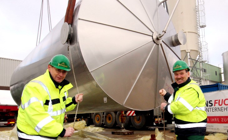 Sternquell-Technikchef Rüdiger Senf (links) und Elektromeister Michael Dreikorn laden die Silos für das neue Sudhaus mit ab. Foto: BrandAktuell 