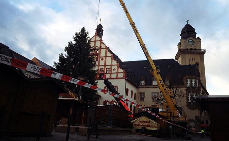 Plauener Weihnachtsbaum droht umzustürzen 