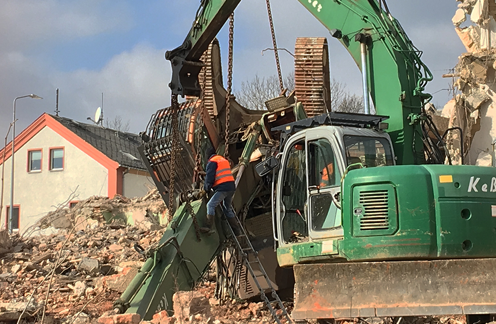 Abriss-Bagger-Vogtland-Plauen-Schwerverletzter