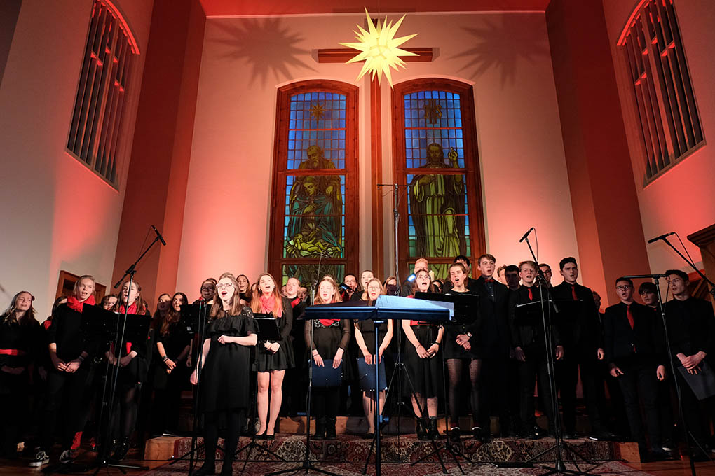 Chor-Singen-Weihnachtsmarkt-Plauen