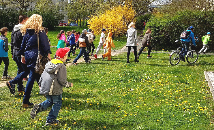 Osterhase besucht Kinder im Chrieschwitzer Hang