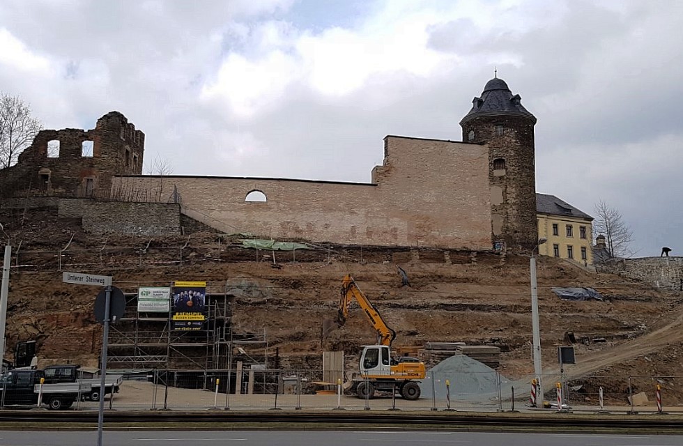 Schlossterrassen: Bagger legen alte Kellergänge frei