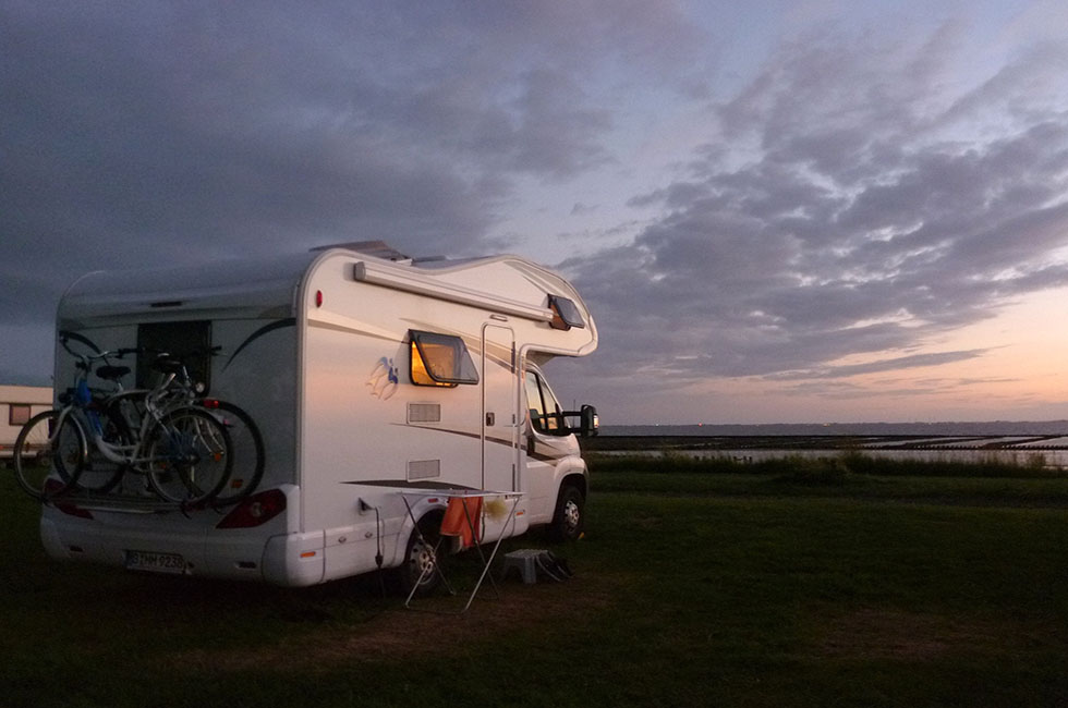 Camper-Meer-Wasser-Camping