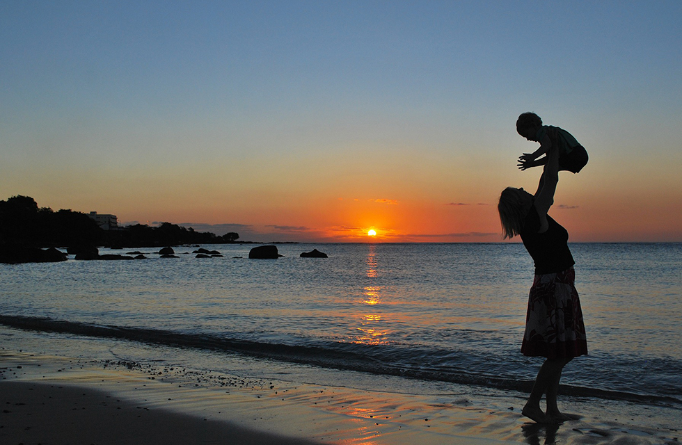 Sonnenuntergang-Strand-Familie