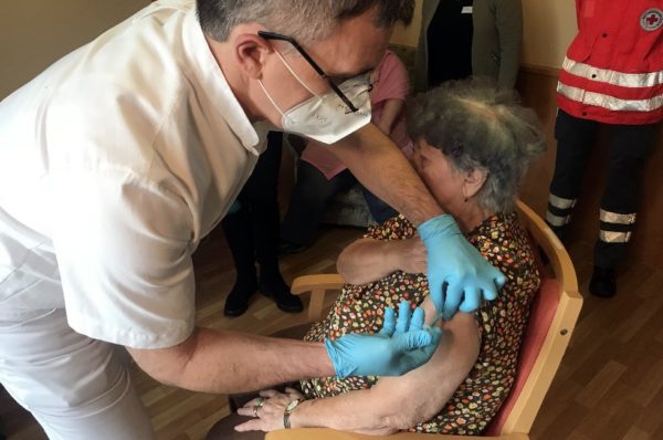 Corona-Impfstart: Erste Frau in Sachsen geimpft