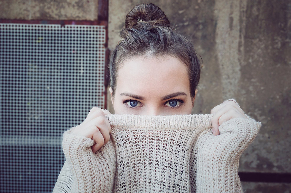 Mode-Frau-Pullover-Spitzenstadt-Halsüberkopf