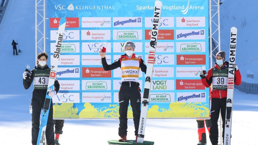 Die Sieger des Wochenendes: Markus Schiffner (Mitte), Cene Prevc (li.) und Manuel Fettner. Foto: Konstanze Schneider/VSC Klingenthal