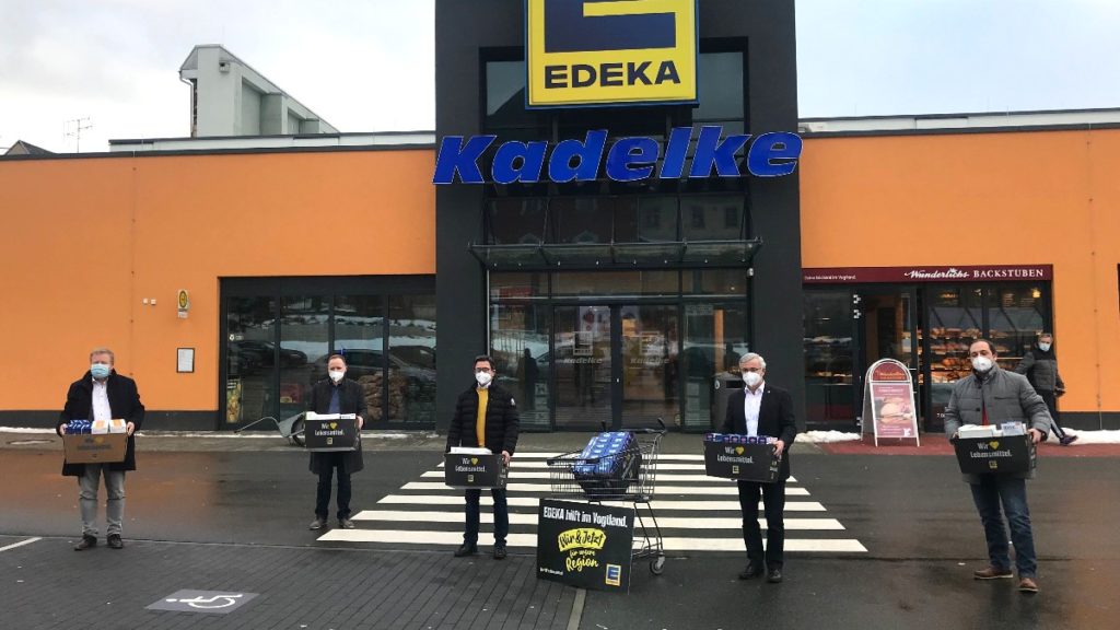 EDEKA übergibt FFP2-Masken und Corona-Schnelltests