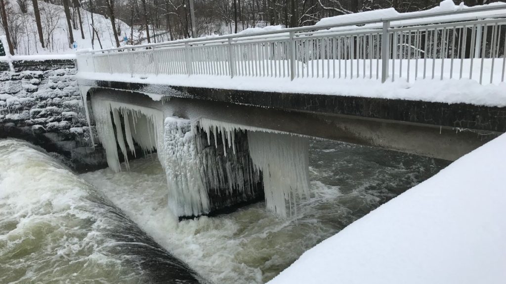 Eiszapfen an der Talsperre Pirk