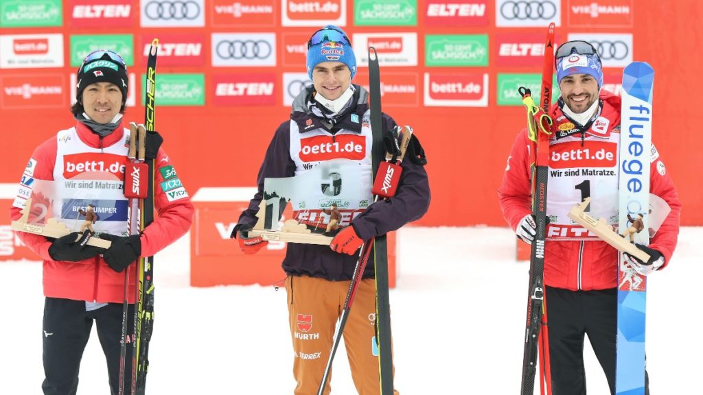 Vinzenz Geiger (Mitte) jubelte am Sonntag vor Akito Watabe (li.) und Lukas Greiderer. Foto: Konstanze Schneider/VSC Klingenthal