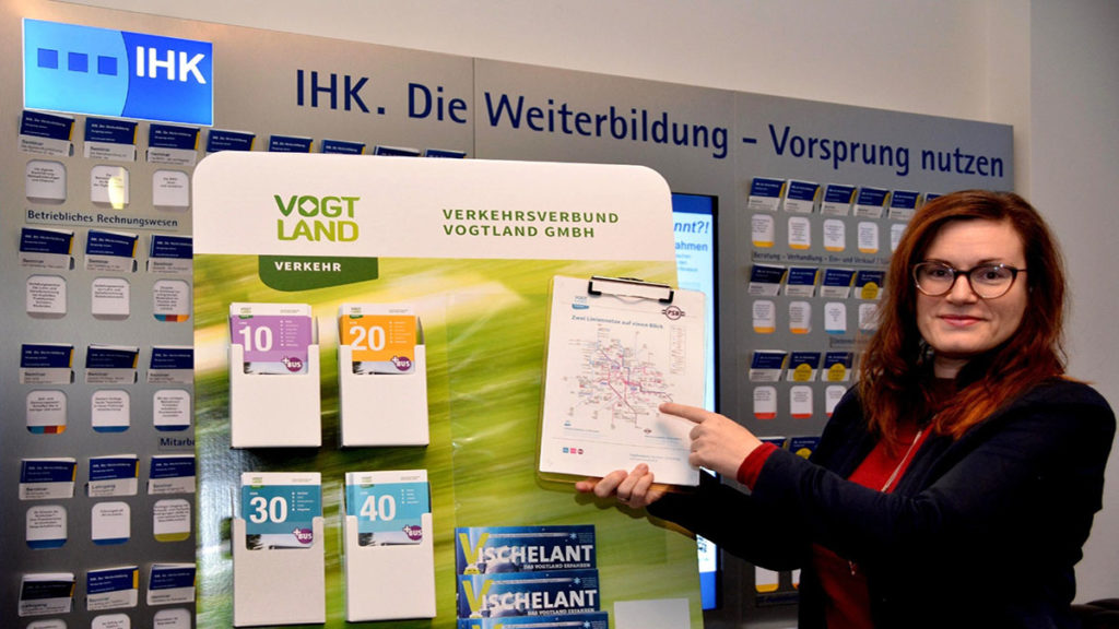 asasIn der IHK Regionalkammer Plauen nahm Geschäftsführerin Sina Krieger den Infostand Nummer 75 persönlich in Empfang. Foto: Verkehrsverbund Vogtland