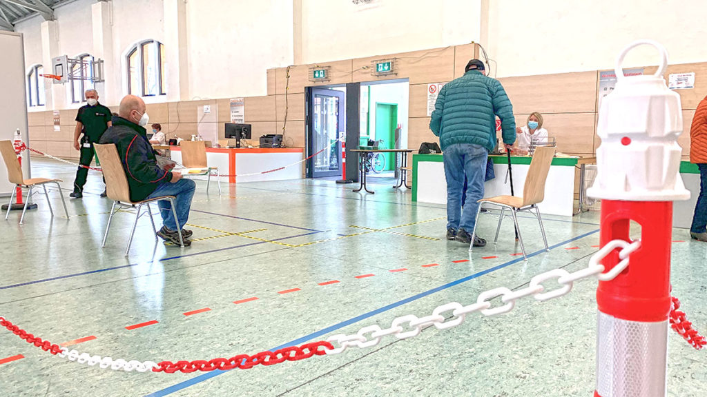 Der Anmeldebereich im Impfzentrum von Plauen im Stadtteil Neundorf. Foto: Sebastian Höfer