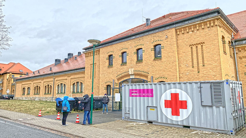 Das Impfzentrum von Plauen im Stadtteil Westend. Direkt über die Anfahrt des Behördenzentrums zu erreichen. Foto: Sebastian Höfer