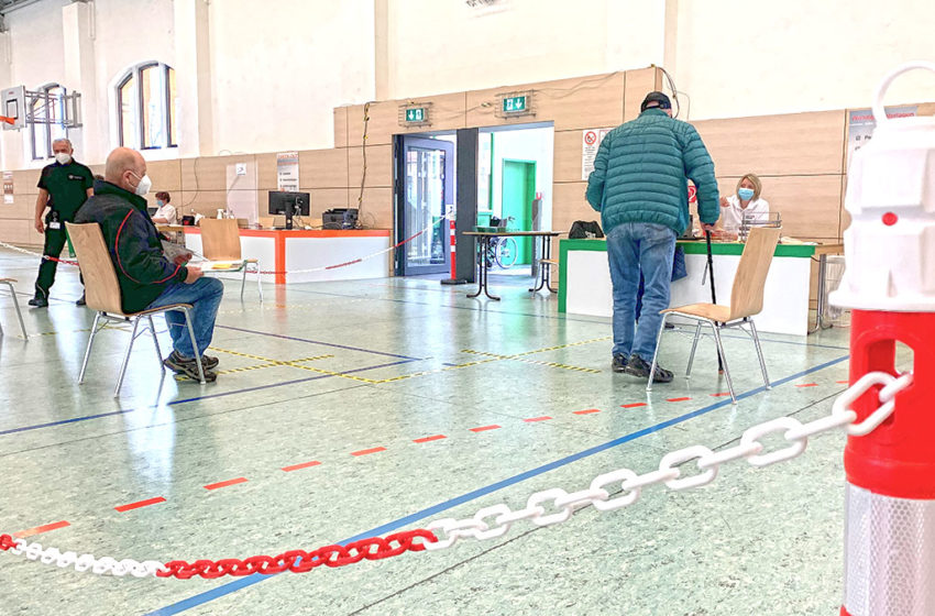 Der Anmeldebereich im Impfzentrum von Plauen im Stadtteil Neundorf. Foto: Sebastian Höfer