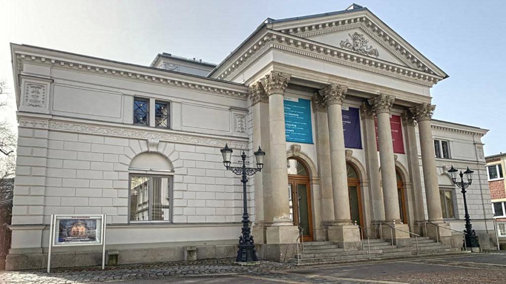 Das altehrwürdige Vogtlandtheater in Plauen.  Derzeit ist das größte Theater im Vogtland aufgrund der anhaltenden Corona-Pandemie geschlossen. Foto: Sebastian Höfer