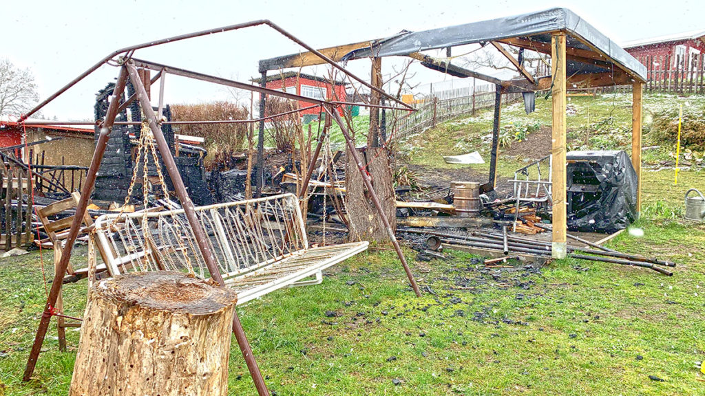 Abgebrannte Gartenlaube im Kleingartenverein "Rundblick" in Plauen. Rund 3.000 Euro Schaden entstanden durch die Flammen. Foto: Sebastian Höfer