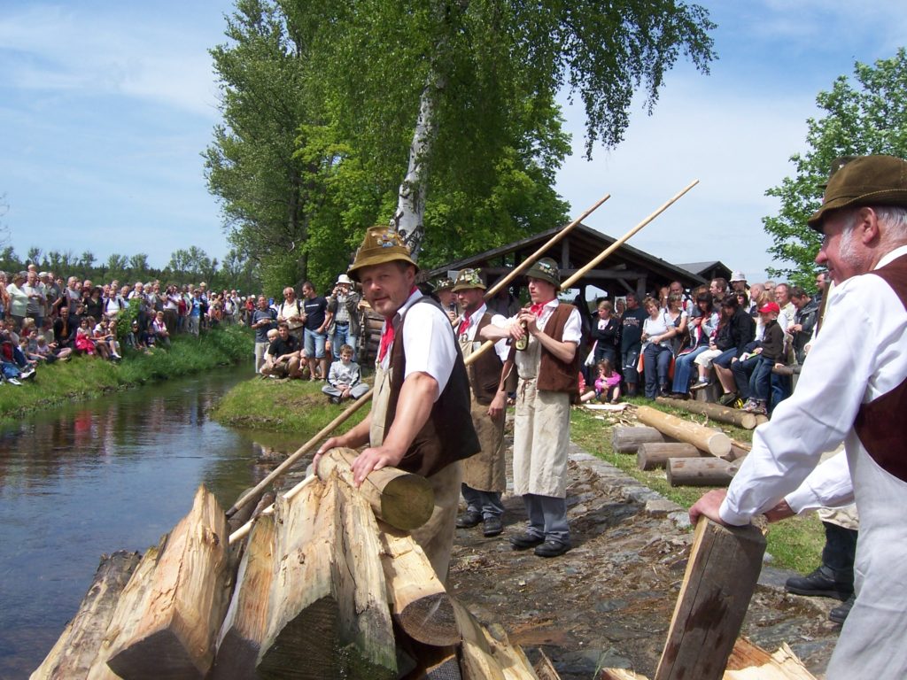 Flößerei als Immaterielles Kulturerbe der Menschheit vorgeschlagen. Foto: Vogtländischer Flößerverein Muldenberg 3