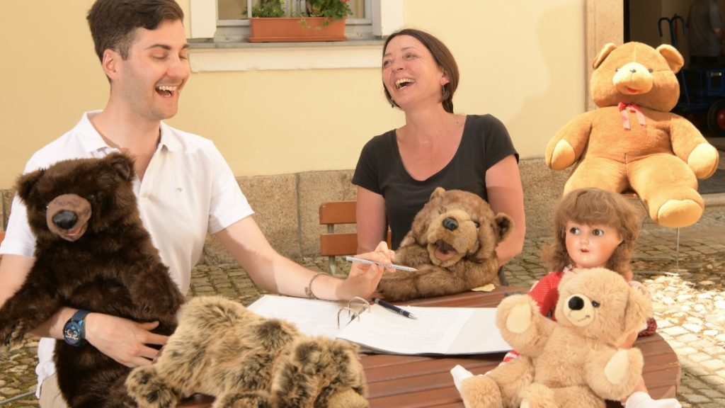 Ausgelassene Stimmung: Marvin Schaarschmidt erläutert Darstellerin Silke Carl das Theaterstück „Von Puppen und Menschen“. Ringsum tummeln sich auch schon die anderen „Darsteller“. Auch die Handpuppen scheinen sich auf die beginnenden Proben zu freuen. Foto: Uwe Fischer