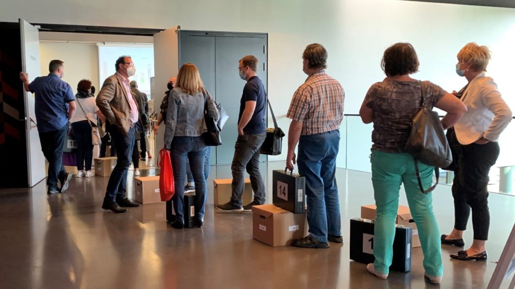 Die Leiter der Wahllokale geben in der Festhalle die Simmen ab.