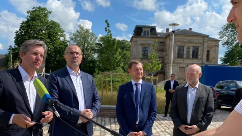 Unternehmer Rainer Gläß im Gespräch mit MDR-Sachsen-Reporter Bernd Schädlich