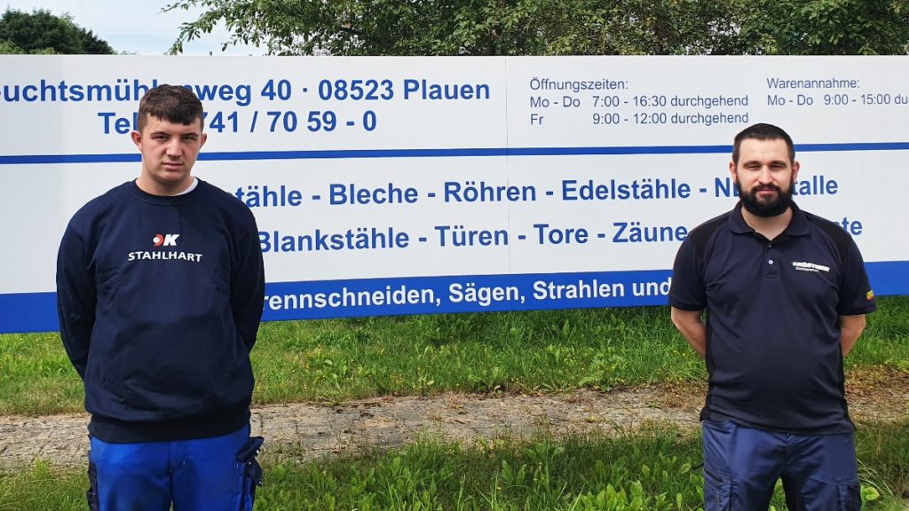 Ausbildungsbeauftragter Benjamin Schmalfuß begrüßt seinen neuen Auszubildenden Kevin Wunderlich (li.) und freut sich auf die Zusammenarbeit mit dem künftigen Fachlageristen. Foto: Köstner Stahlzentrum GmbH