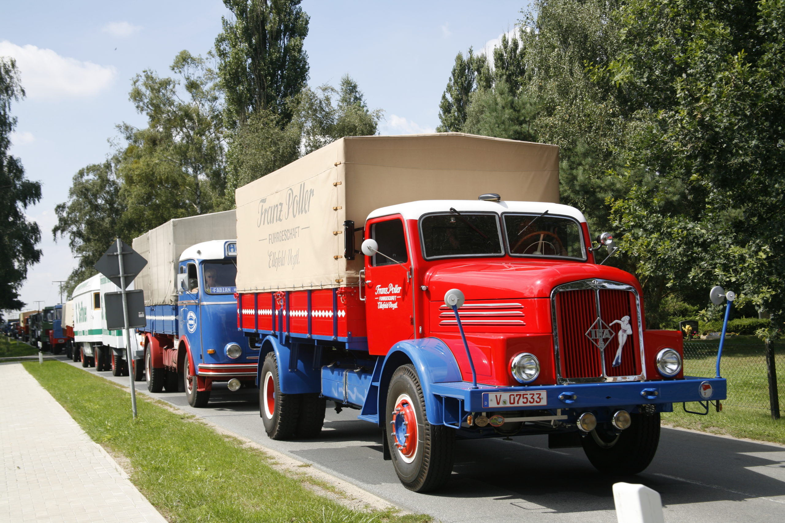 Historische Nutzfahrzeuge rollen durch Plauen