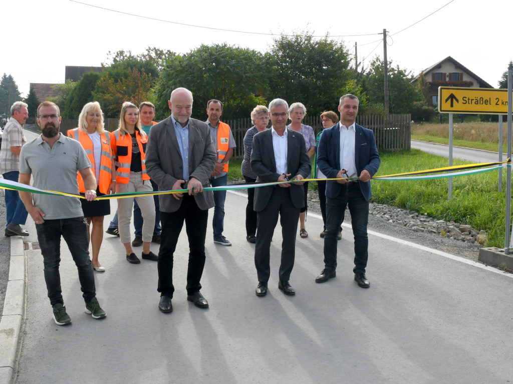 Landrat Rolf Keil (vorn 2.v.r.) weihte gemeinsam mit dem vogtländischen Landtagsabgeordneten Andreas Heinz (3.v.r.) und Adorfs Bürgermeister Rico Schmidt (rechts) die fertiggestellte Straße ein. Foto: Landratsamt