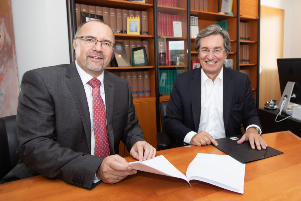 Oberbürgermeister Steffen Zenner (links) und Rainer Gläß, Gründer und CEO der GK Software SE, beim Unterzeichnen des Kaufvertrags beim Notar. Foto - Ellen Liebner/Stadt Plauen