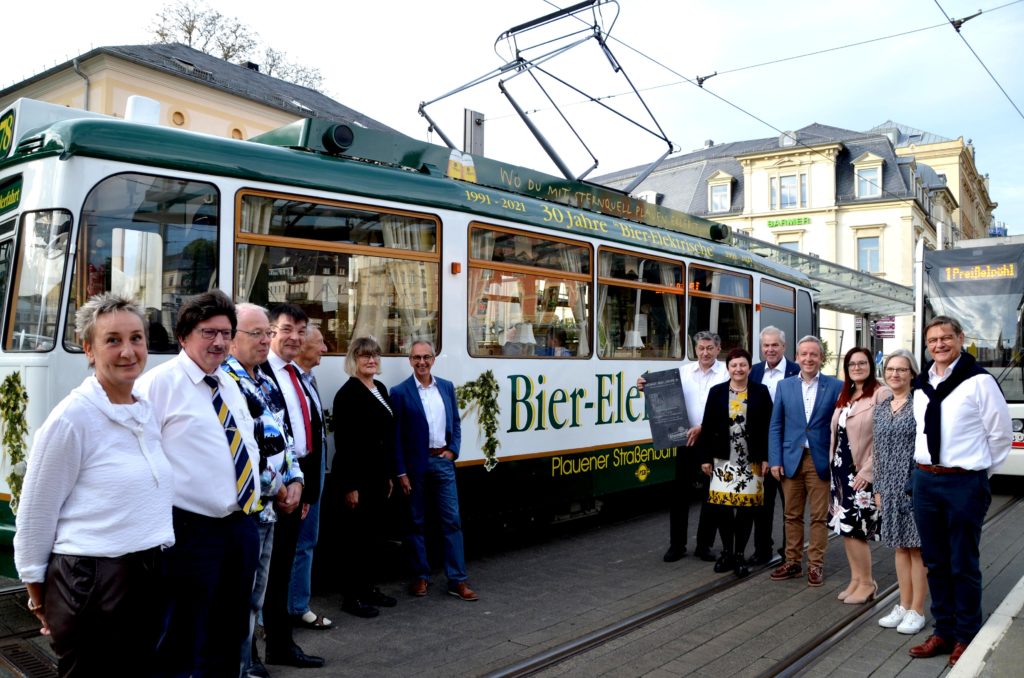 Ein Spalier für die Bier-Elektrische bildeten die prominenten Gäste zur Jubiläumsfahrt der historischen Tram. 30 Jahre ist das rollende Sternquell-Restaurant in Plauen unterwegs. Foto: Sternquell-Brauerei