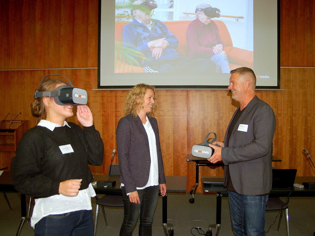 Der Geschäftsführers Andreas Weigel von diginetmedia, stellt den Teilnehmer die virtual Reality Brille vor. Foto: Landratsamt