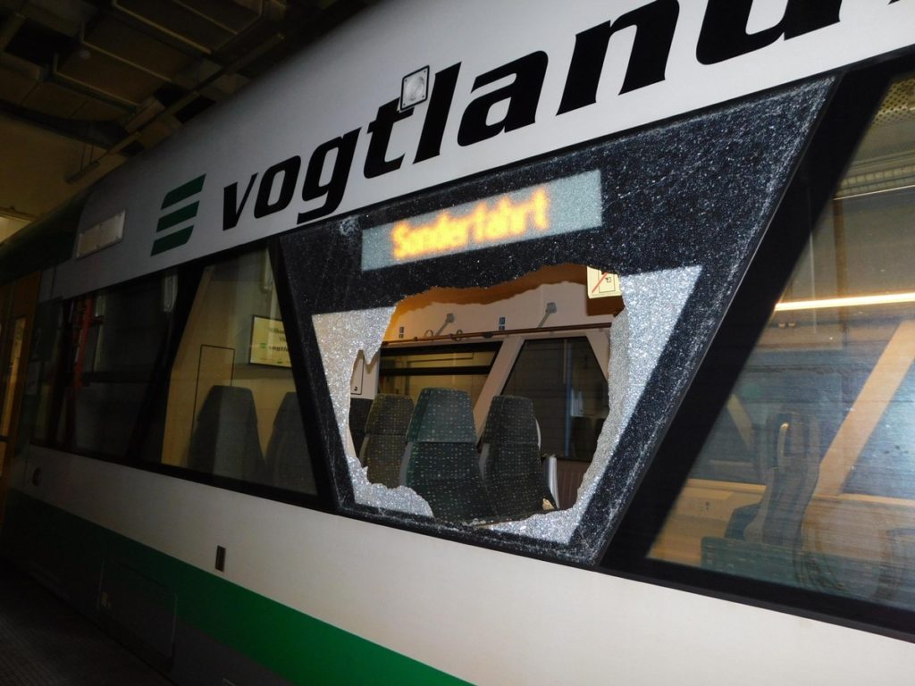zerstörte Scheibe am Zug der Vogtlandbahn