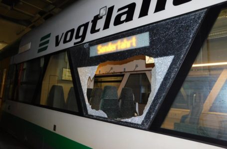 Scheibe zerstört: Vogtlandbahn offenbar beschossen