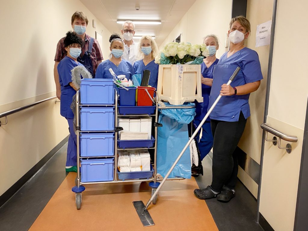 Klinikleitung des Helios Vogtland-Klinikums Plauen dankt dem Reinigungspersonal für den unermüdlichen Einsatz. Foto: Helios Vogtland-Klinikum Plauen