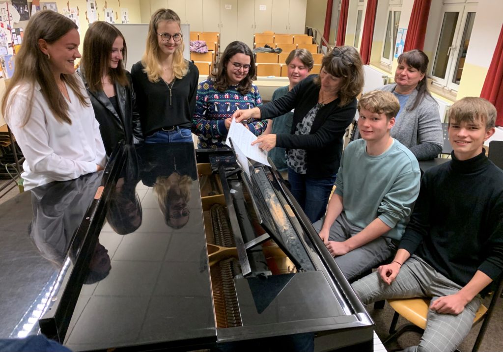 Mitglieder des Chores vom Lessing-Gymnasium in Plauen bei Gesangsproben.