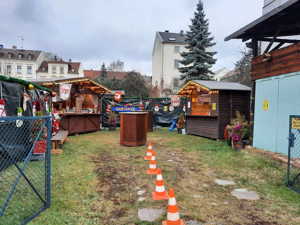 Die Plauener Schausteller Katharina Wischnewski-Lang und Heinz Lang haben ihren Straßenverkauf täglich an der Moritzstraße 20 geöffnet. Foto: Heinz Lang