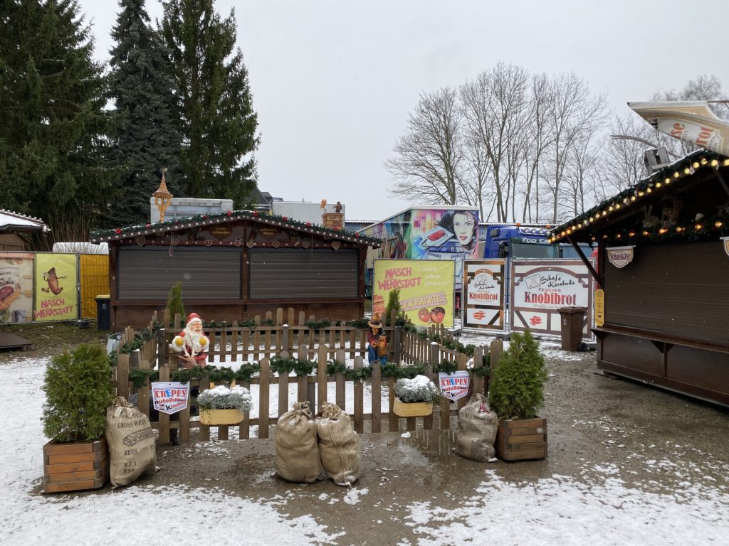 Händler vom Weihnachtsmarkt bieten Straßenverkauf an. Foto: Katharina Hickmann