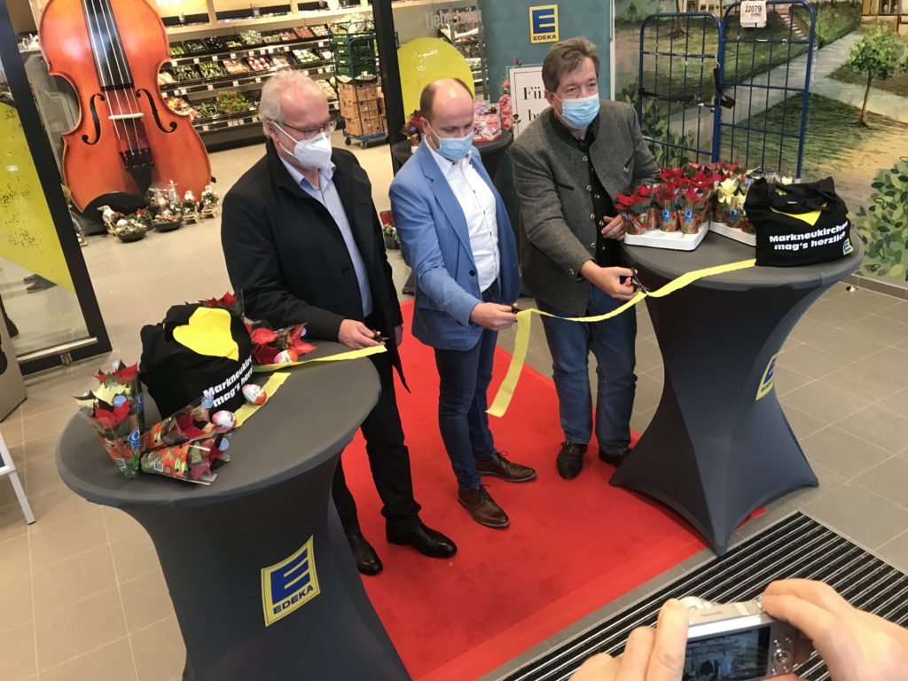 Bürgermeister Andreas Rubner, Marktbetreiber Andreas Meißner und Stephan Trutschler von der EDEKA-NST-Pressestelle bei der Eröffnung des EDEKA-Marktes in Markneukirchen. Foto: EDEKA