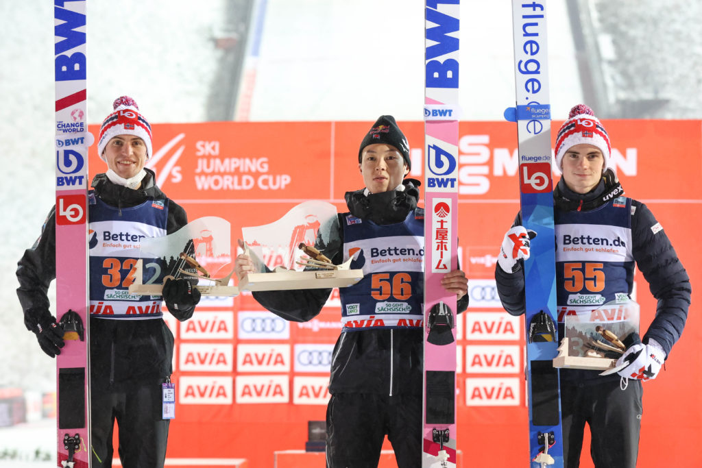 Ryoyu Kobayashi gewinnt das zweite Weltcup-Springen in der Sparkasse Vogtland Arena vor den beiden Norwegern Daniel-André Tande und Marius Lindvik. Foto: VSC / Konstanze Schneider