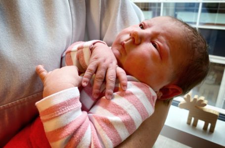 Livia kam als erstes Baby 2022 im Helios Vogtland-Klinikum Plauen auf die Welt. Foto: Helios Vogtland-Klinikum Plauen