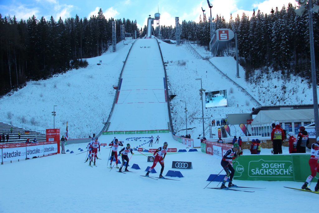 Wie beim Weltcup letztes Wochenende wird es von Freitag bis Sonntag in der Sparkasse Vogtland Arena wieder spannende Wettbewerbe in der Nordischen Kombination geben. Foto: Brand-Aktuell