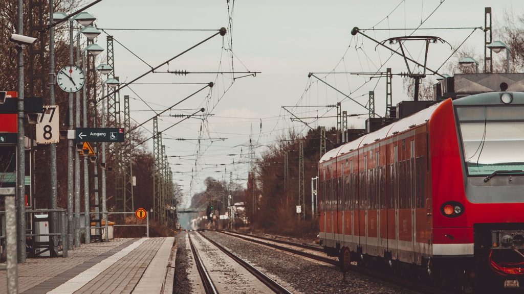 Ein Zug steht am Haltepunkt. Foto: Spitzenstadt.de/EwaStudio