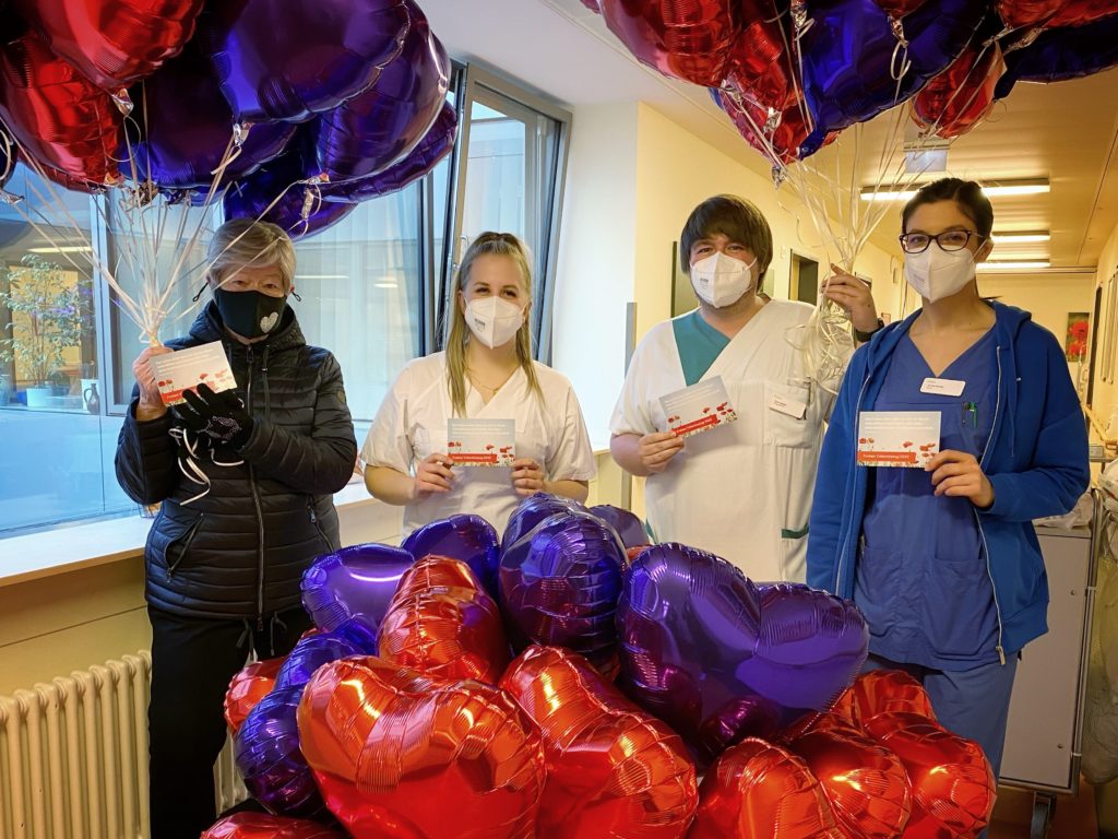 Patientin Rosemarie Zänker freut über die Valentinstagsaktion des Helios Vogtland-Klinikums Plauen. Foto: Helios Vogtland-Klinikum Plauen